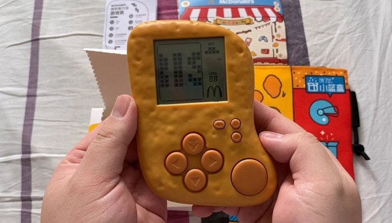 Τα McDonalds κυκλοφόρησαν κονσόλα σε σχήμα κοτομπουκιάς που παίζει Tetris! (video)